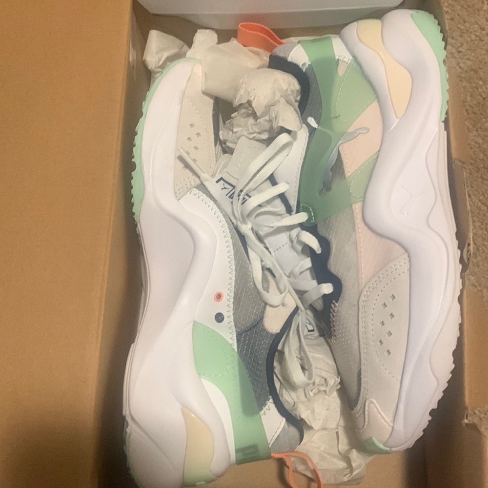 Woman Puma Rise Sz 7